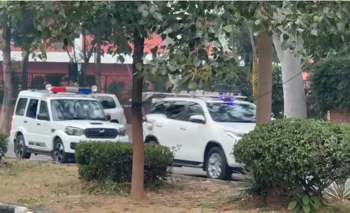 ताज होटल के लिए रवाना होता हरियाणा के मुख्यमंत्री नायब सैनी का काफिला।