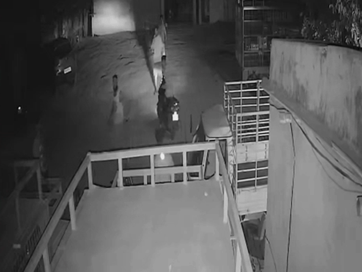 डंडे से सिर पर हमला किया, तो मैनेजर धड़ाम से नीचे गिर गया।