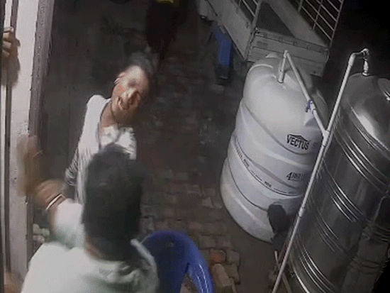 मारपीट के दौरान पीड़ितों ने ऑफिस में घुसकर अपनी जान बचाई।