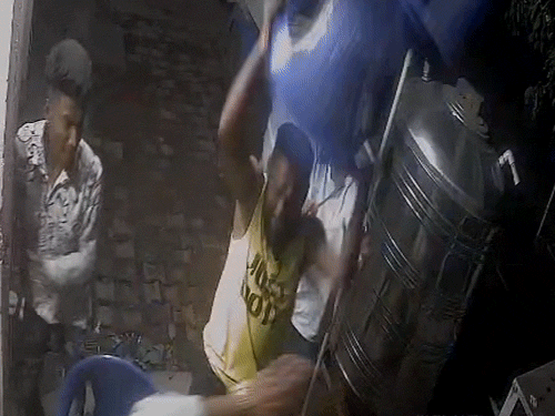 आरोपियों ने कुर्सी से एक के बाद एक कई वार किए।