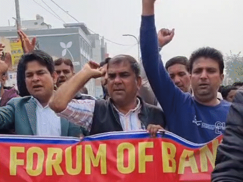 सीकर के बैंकों में भी 5 दिन वर्किंग डे मांग को लेकर सभी बैंकों के कर्मचारी हड़ताल पर हैं। बैंककर्मी स्टेट गवर्नमेंट सर्विसेज की तरह 5 वर्किंग डे वीक की मांग कर रहे हैं।