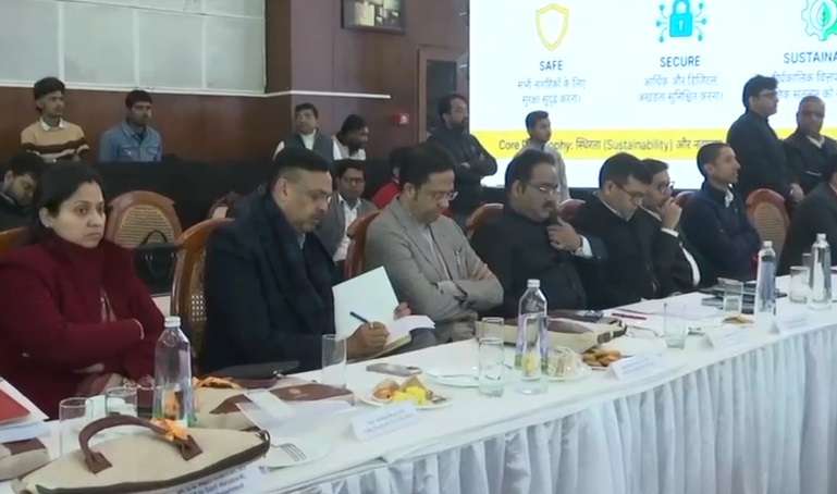 बजट प्री मीटिंग में पहुंचे अधिकारी।