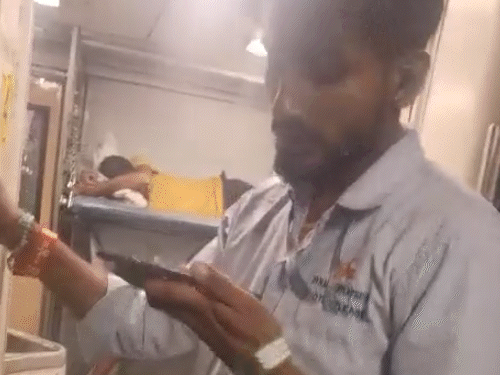 (अपने संपर्क सूत्र से फोन पर बात करते हुए ट्रेन स्टाफ)