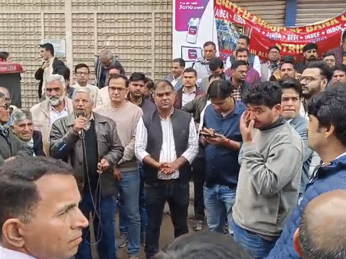 इंडियन बैंकिंग एसोसिएशन ने हर बार केंद्र सरकार से बात करके 5 डे वीक का आश्वासन दिया है, लेकिन सिर्फ दूसरे और चौथे शनिवार की ही छुट्‌टी होती है।