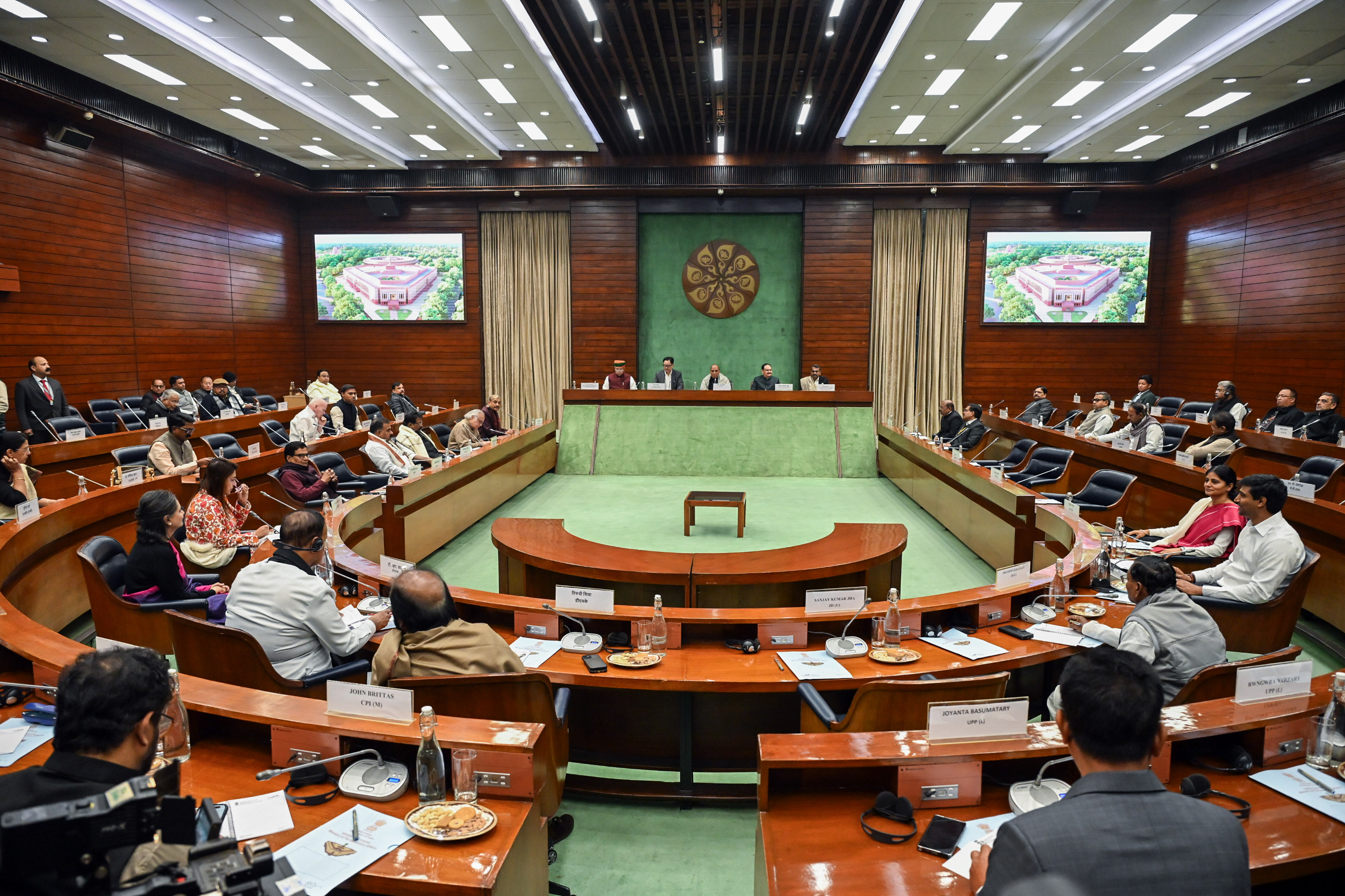 बजट सत्र से पहले राजनाथ सिंह की अध्यक्षता में हुई सर्वदलीय बैठक में 35+ पार्टियों के सांसद शामिल हुए।