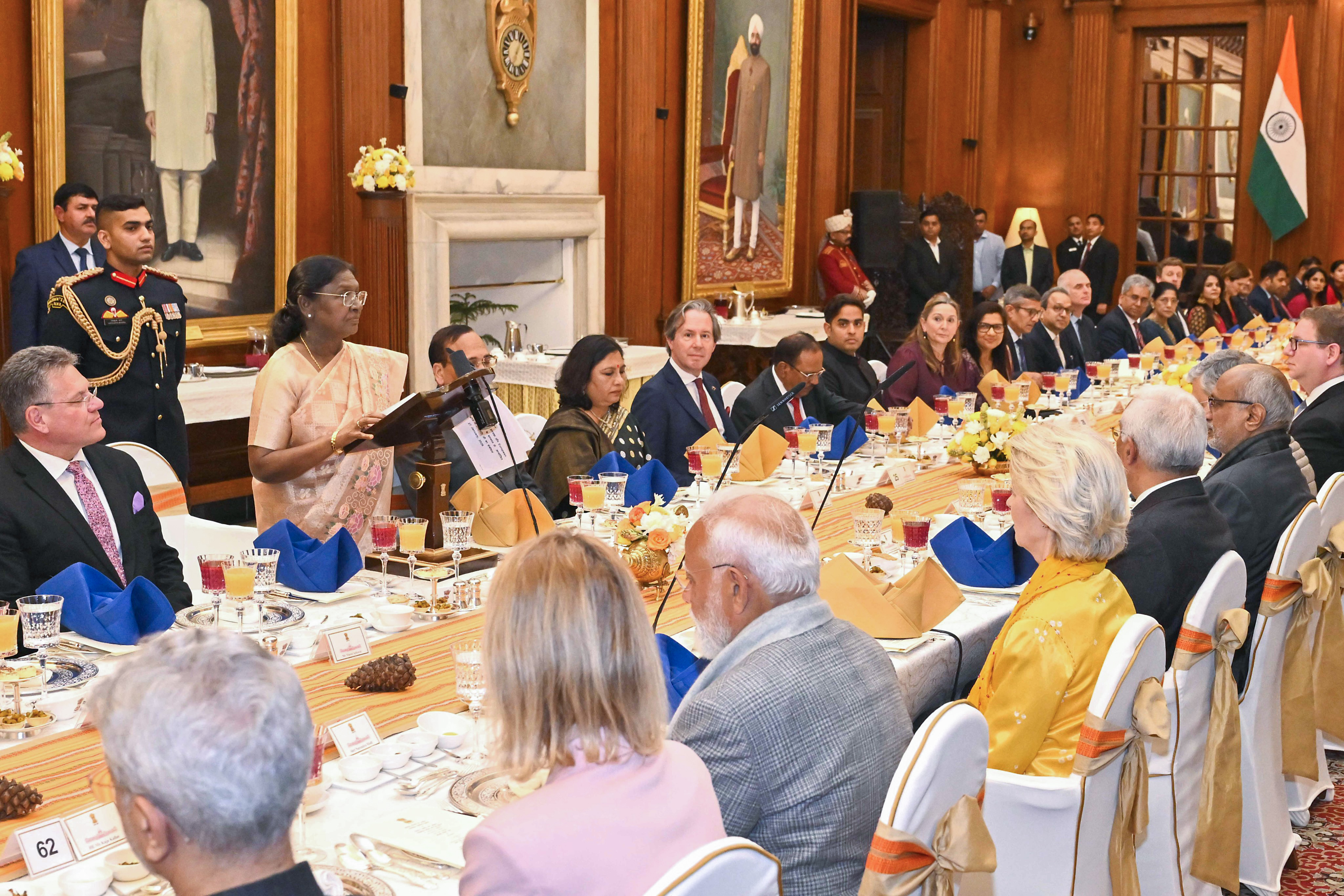 भारत से ट्रेड डील करने आई EU अधिकारियों के सम्मान में राष्ट्रपति भवन में स्टेट डिनर आयोजित किया गया। इस दौरान राष्ट्रपति द्रौपदी मुर्मू ने भाषण दिया।
