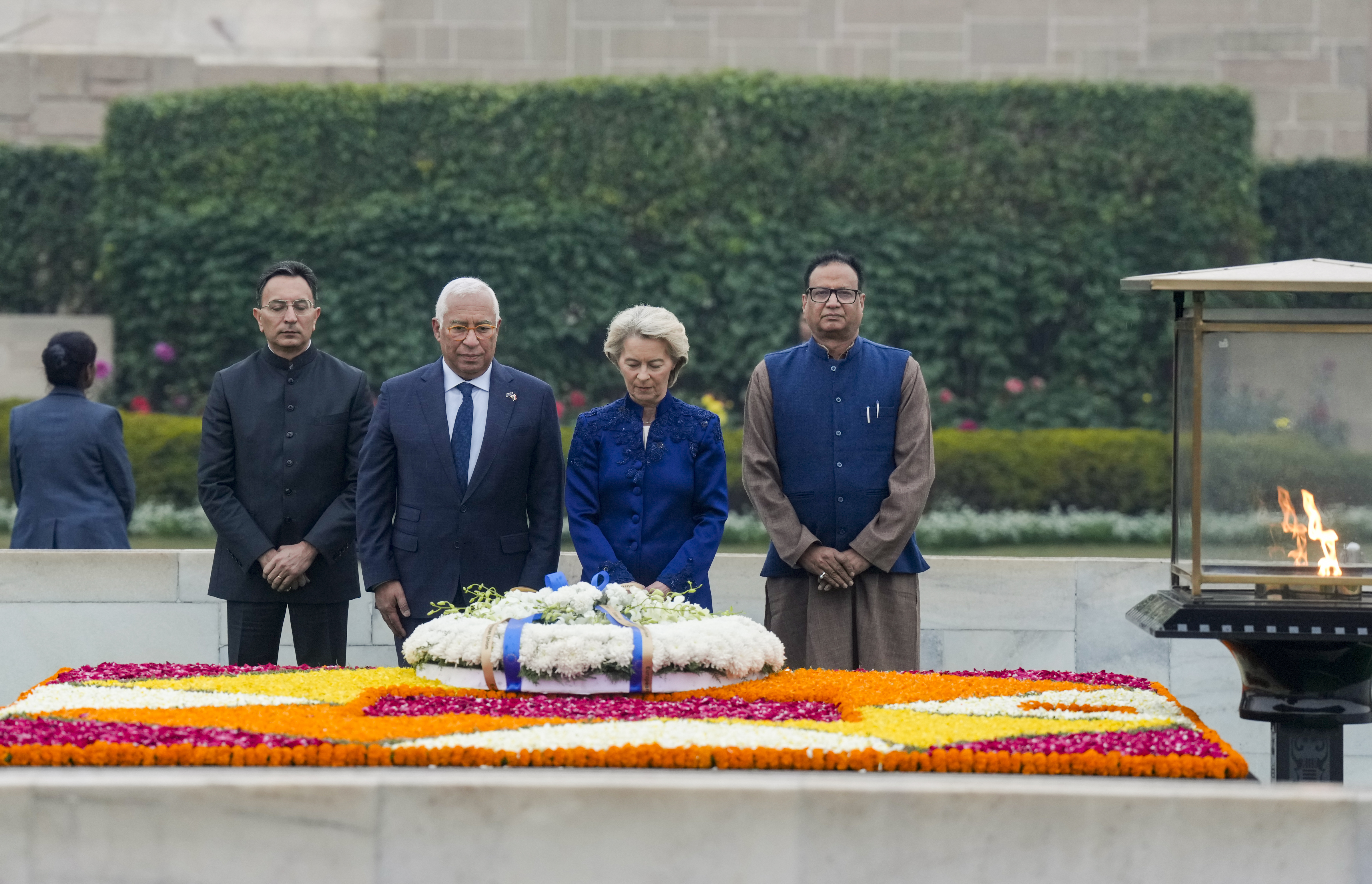 यूरोपीय आयोग की अध्यक्ष उर्सुला वॉन डेर लेयेन और यूरोपीय परिषद के अध्यक्ष एंटोनियो कोस्टा ने मंगलवार को राजघाट पर पुष्पांजलि अर्पित की।