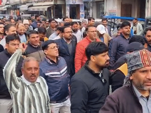 बैंक कर्मचारियों ने सीकर शहर के अहिंसा सर्किल से स्टेशन रोड, कल्याण सर्किल, कलेक्ट्रेट के सामने ढाका भवन तक आक्रोश रैली निकाली।