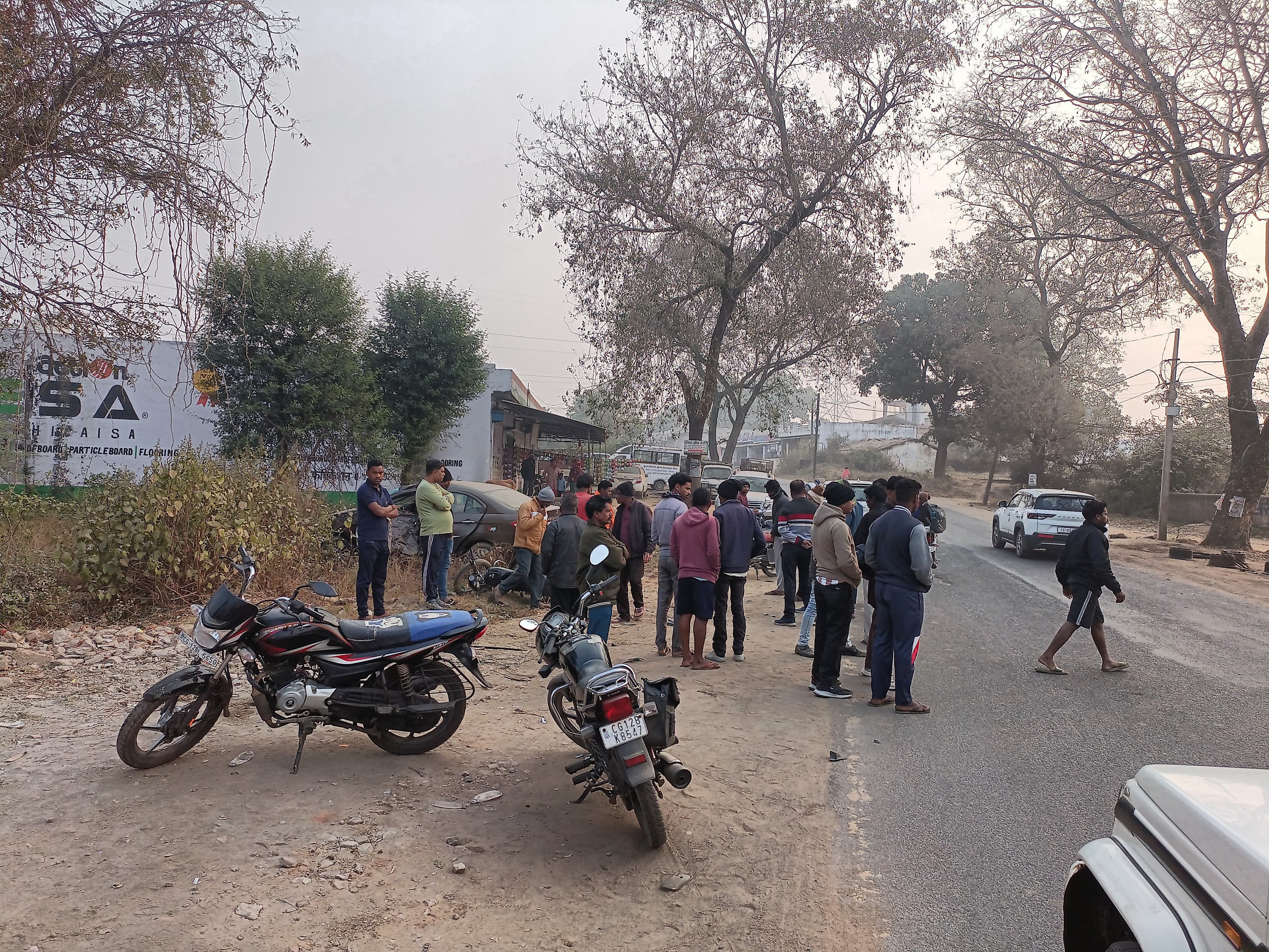 हादसे के बाद घटनास्थल पर लोगों की भीड़ एकत्रित हुई।