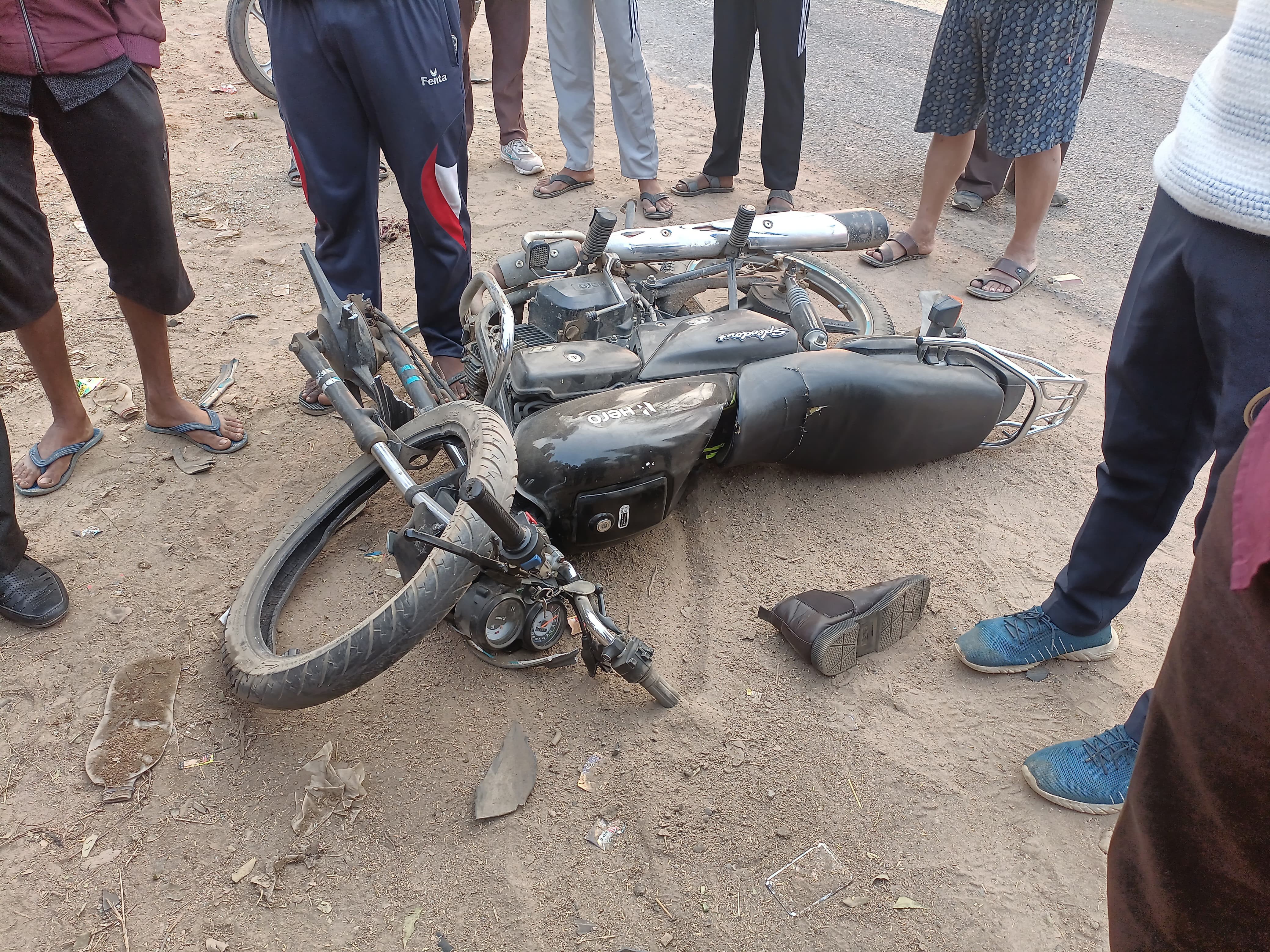 बाइक सवार छात्र को टक्कर मारकर भागा कार चालक।