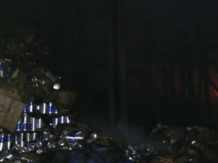 आग लगने के लगभग 7 घंटे बाद भी कई हिस्सों से लपटे उठ रही थी।