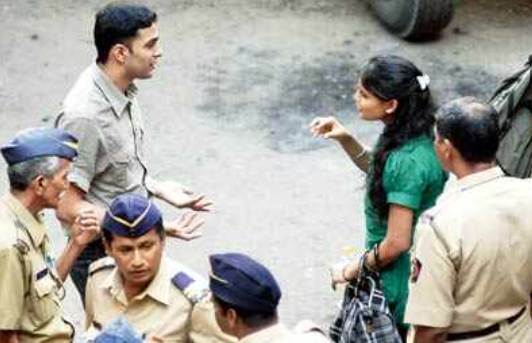 सुनवाई के दौरान सेशन कोर्ट के बाहर ली गई मारिया और जेरोम की एक तस्वीर।