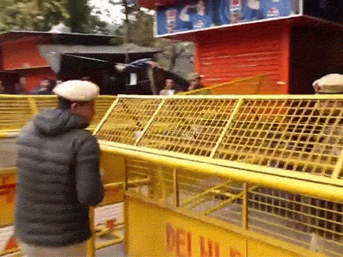 दिल्ली के ITO स्थित UGC हेडक्वार्टर के बाहर प्रदर्शनकारियों को रोकने के लिए सुरक्षा बढ़ा दी गई है। - Dainik Bhaskar