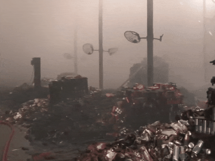 आग से फैक्ट्री में रखा सारा सामान जलकर राख हो गया।