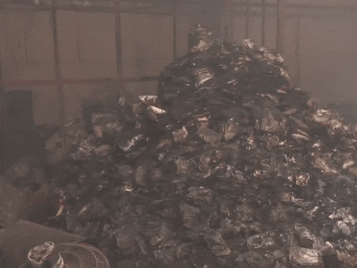 रेस्क्यू के दौरान फैक्ट्री के अंदर पड़ा मलवा।