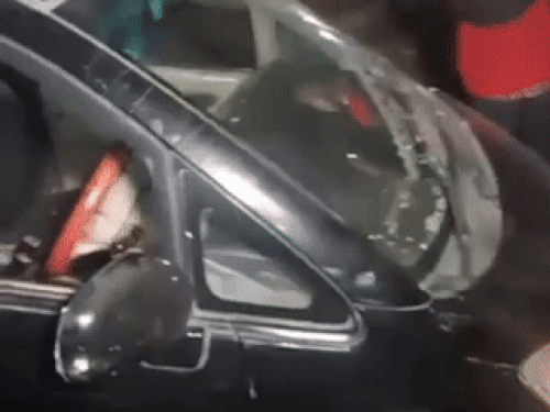 जालंधर में तेज रफ्तार कार बिजली के खंभे से टकराई।