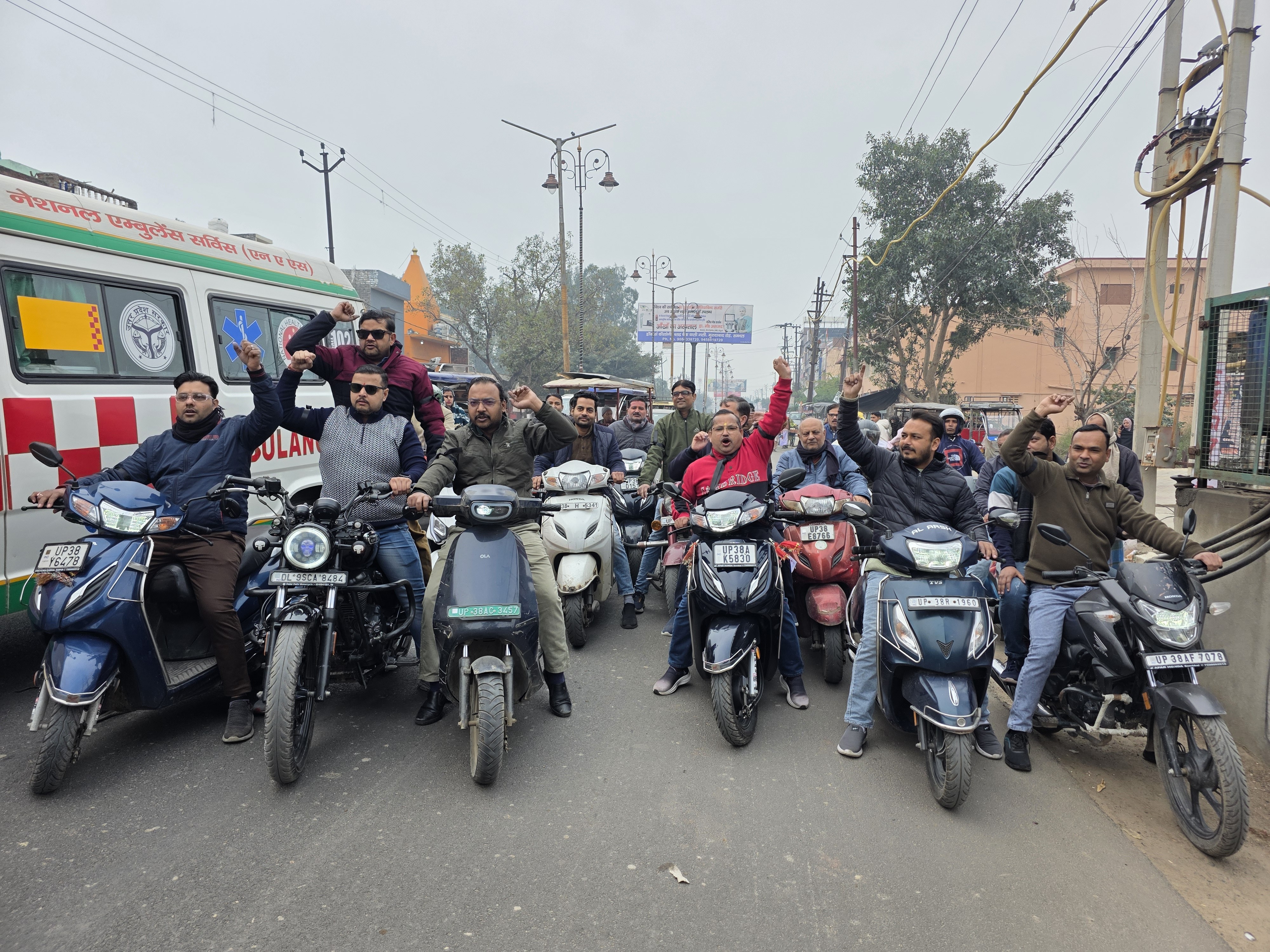 केमिस्ट ड्रगिस्ट एसोसिएशन ने हाथों पर काली पट्टी बांधकर बाइक रैली निकाली।