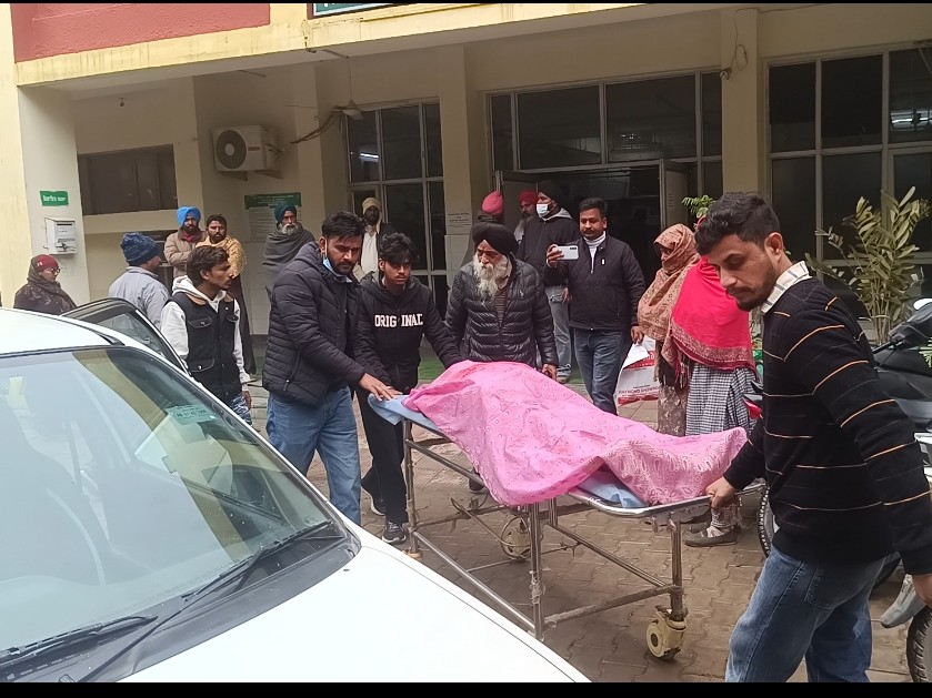 घायल को हायर सेंटर ले जाते हुए परिजन