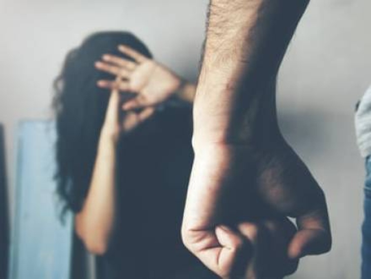 पत्नी ने भी पति पर मारपीट और पैसे मांगने का आरोप लगाया है।