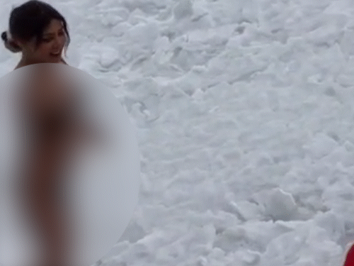 अंडरगारमेंट पहनकर महिला बर्फ में इस तरह से घूमते हुए दिखी।