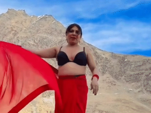 मनाली में बर्फ के बीच खड़े होकर महिला इस तरह से साड़ी लहराकर वीडियो बनवाते हुए दिखी।