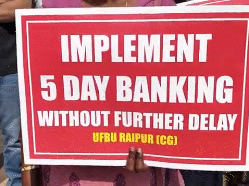 बैंक कर्मचारियों की मांग 5 डे वर्किंग हो। बैंक कर्मचारी हड़ताल में हैं।
