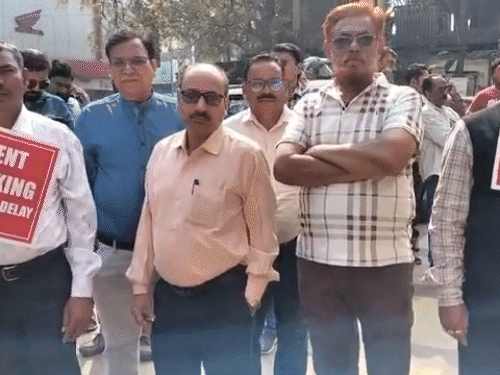 सड़क पर उतरे करीब 25 हजार बैंक अधिकारी-कर्मचारी।