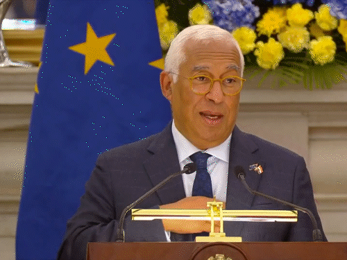 यूरोपीय काउंसिल के अध्यक्ष एंटोनियो कोस्टा ने अपना ओवरसीज कार्ड दिखाया।