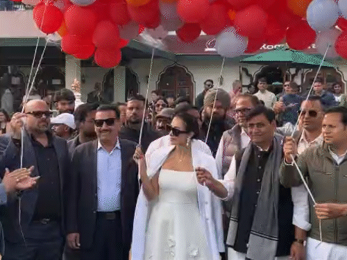 अभिनेत्री मलाइका अरोड़ा ने रंग-बिरंगे गुब्बारे छोड़कर पोलो मैच का उद्घाटन किया।
