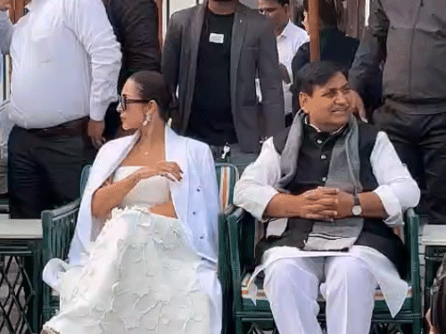 पोलो मैच देखने आईं मलाइका अरोड़ा उत्साहित नजर आईं। वे स्टैंड पर खड़े होकर खिलाड़ियों के खेल के वीडियो बनाती दिखीं।