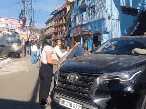 स्वीटी बूरा के साथ आए एक युवक ने स्थानीय युवक से गले मिलकर मामला शांत कराने की कोशिश की।