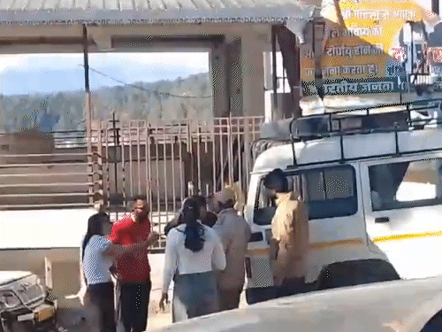 विवाद बढ़ता देख कुछ स्थानीय लोग बचाव करने आ गए।