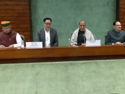ऑल पार्टी मीटिंग में रक्षामंत्री राजनाथ सिंह, किरेन रिजिजू समेत विपक्षी दलों के सांसद भी मौजूद रहे। - Dainik Bhaskar