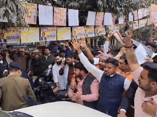 वाराणसी में पुलिस अफसरों की गाड़ी रोक कर लोगों ने सरकार के खिलाफ नारेबाजी की।