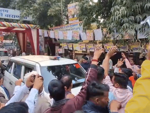 वाराणसी में ACP प्रतीक कुमार और ADCP मुख्यालय नम्रता की गाड़ी लोगों ने रोक दी।