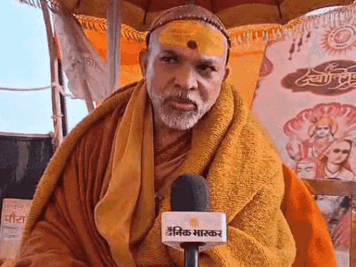 शंकराचार्य अविमुक्तेश्वरांनद 18 जनवरी से माघ मेले में अपने शिविर के बाहर बैठे हैं।