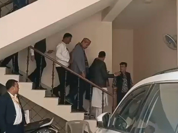 रक्षा राज्यमंत्री संजय सेठ ने भी परिजनों से जा कर मुलाकात की थी।