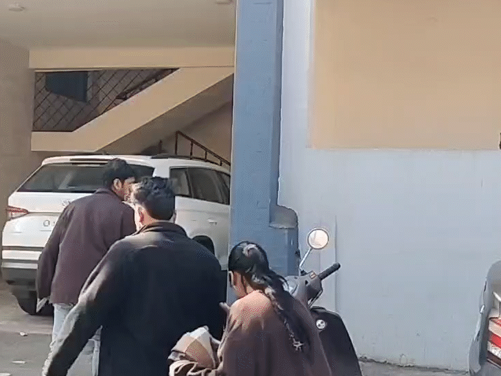 घर पहुंचे कैरव गांधी से मिलने लोग पहुंच रहे हैं।