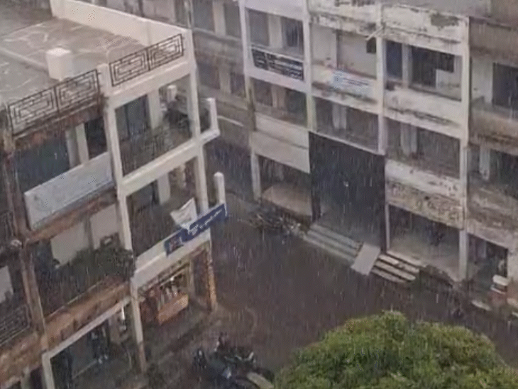 आगरा में तेज हवाओं के साथ झमाझम बारिश हो रही।