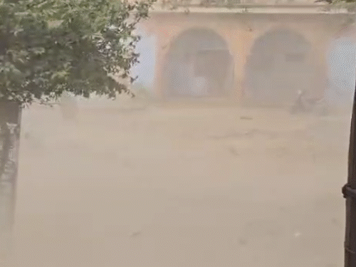 मथुरा में धूलभरी आंधी के बाद जमकर बारिश हुई। आंधी की वजह से लोगों ने अपनी दुकानें बंद रखी।
