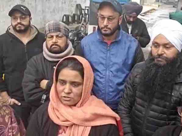 युवक जगदीप की हत्या के बाद बहन सिमरनजीत कौर जानकारी देती हुईं।