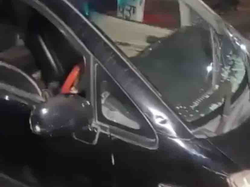 क्षतिग्रस्त खड़ी कार।