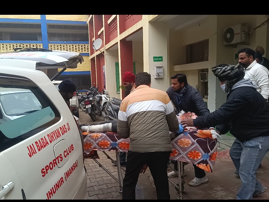 घायल को हायर सेंटर ले जाते हुए परिजन।