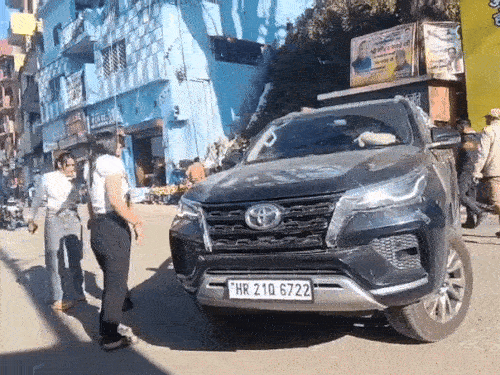 व्यक्ति का फोन छीनने के बाद उसे धक्का देतीं स्वीटी बूरा।