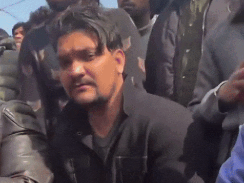 गोल्डन टेंपल में फोटो खिंचवाता युवक। जिसके बाद निहंगों ने उससे माफी मंगाई और उसकी पिटाई की।