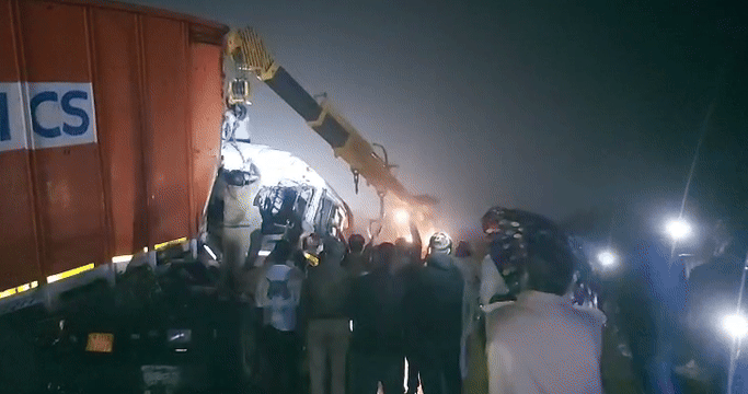 कंटेनर हवा में लटका तो उसे क्रेन से खींचकर सड़क पर लाया गया।