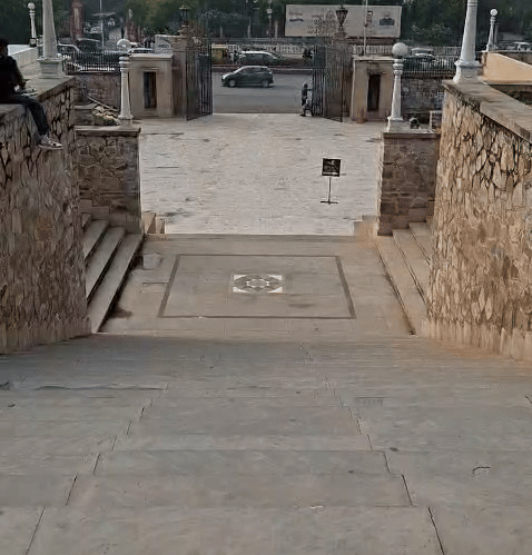 बिड़ला मंदिर की इन सीढ़ियों पर हुआ हादसा।