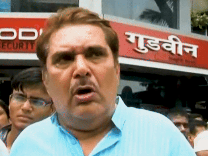 जुलाई 2011 में हुए प्रोटेस्ट में रजा मुराद।