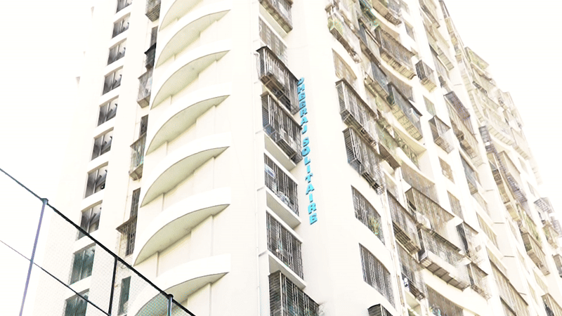 मारिया इसी धीरज सोलिटियर बिल्डिंग की चौथी मंजिल में रहने आई थीं।