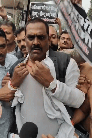परिवर्तन चौक पर UGC के खिलाफ प्रदर्शन करने पहुंचे करणी सेना के कार्यकर्ता कपड़े फाड़कर अर्धनग्न हो गए।